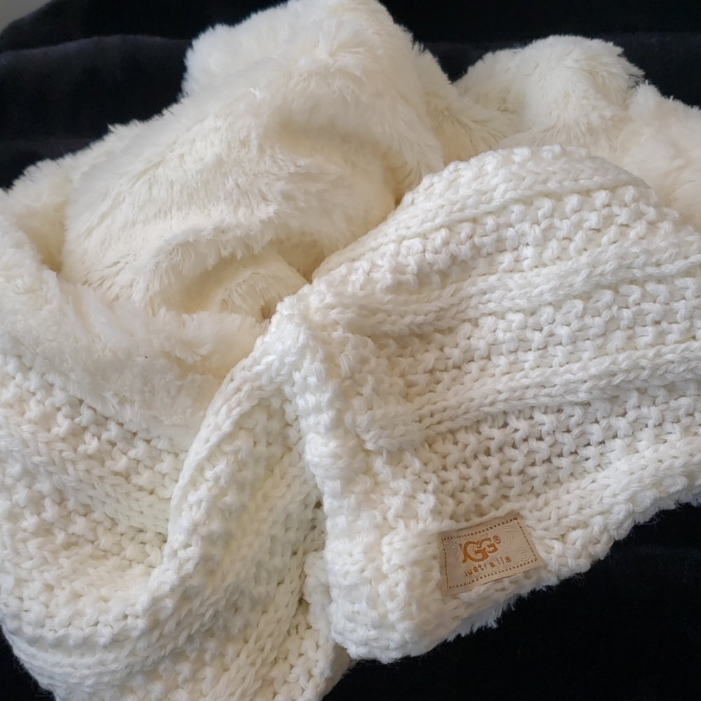 UGG HAT AND INFINITY SCARF, GLOVES SET NEW - Picture 2 of 7